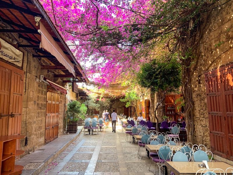 Rue en fleurs dans le vieux Souk de Byblos