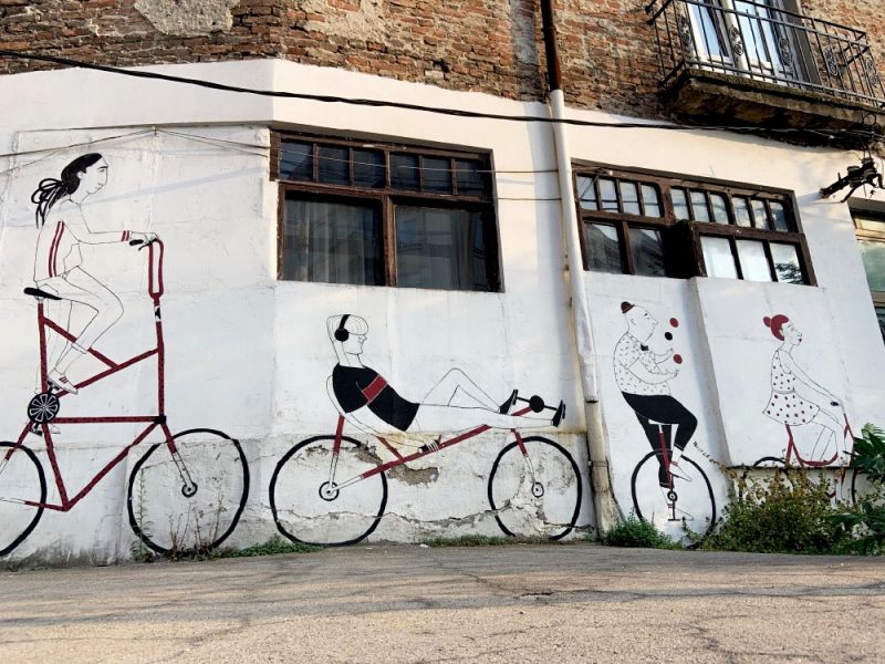 Bikes make the wall Voyage_Belgrade_-_108-800x600