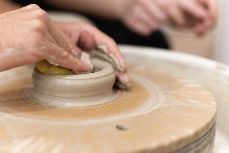 Cours de poterie à Lyon : les meilleurs ateliers de la ville pour faire de  la céramique