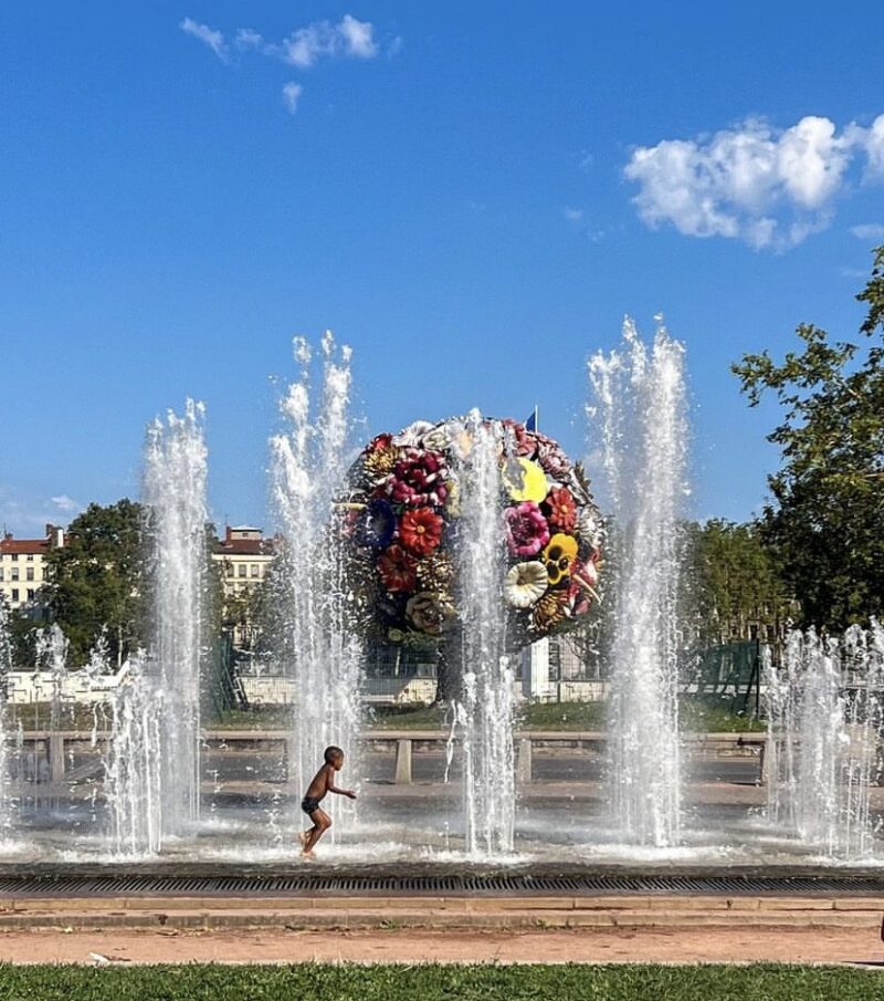 sculpture géante d'un bouquet de fleurs à lyon 2