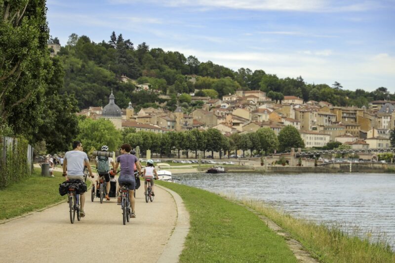3 bonnes raison de s'évader à Trévoux cet été Balade a velo sur La Voie Bleue Moselle Saone a velo Guillaume Robert Famy 1