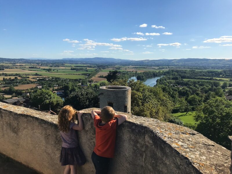 3 bonnes raison de s'évader à Trévoux cet été Vue depuis la tour octogonale du Chateau fort de Trevoux OT Ars Trevoux 3