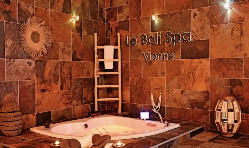 Passer la nuit dans une love room avec spa