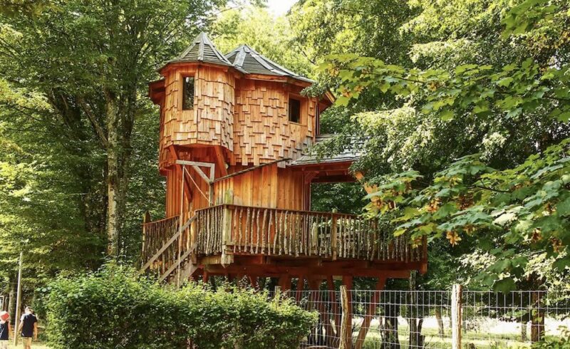 Passer la nuit dans une cabane perchée dans les arbres