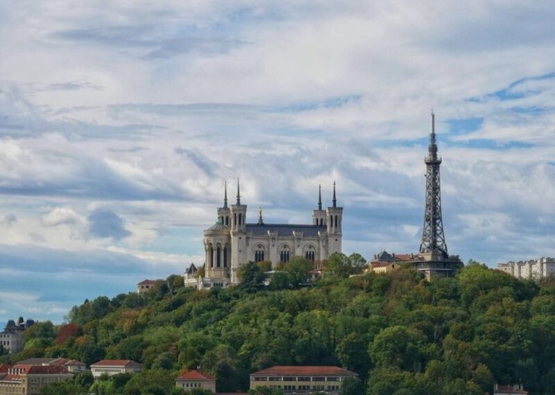 Prendre le funiculaire jusqu'à la Basilique Notre-Dame de Fourvière (Lyon 5)