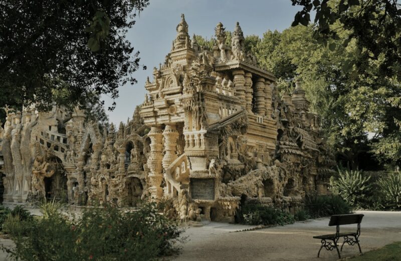 Pour avoir l'impression de voyager en Inde : le Palais Idéal du Facteur Cheval Pour avoir l'impression de voyager en Inde : le Palais Idéal du Facteur Cheval