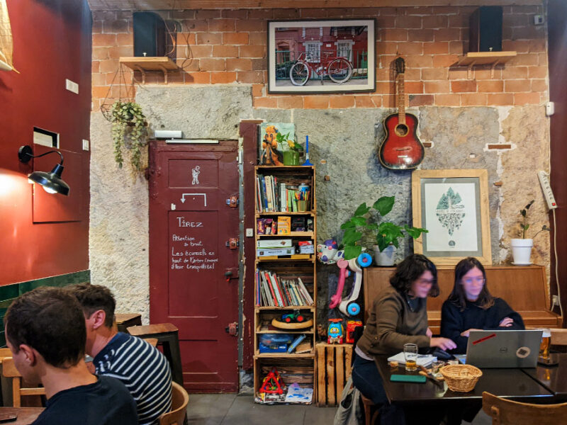 On a testé : Auprès de mon arbre, le bar des Pentes à l’ambiance café de village Aurpes de mon arbre Lyon Citycrunch 2
