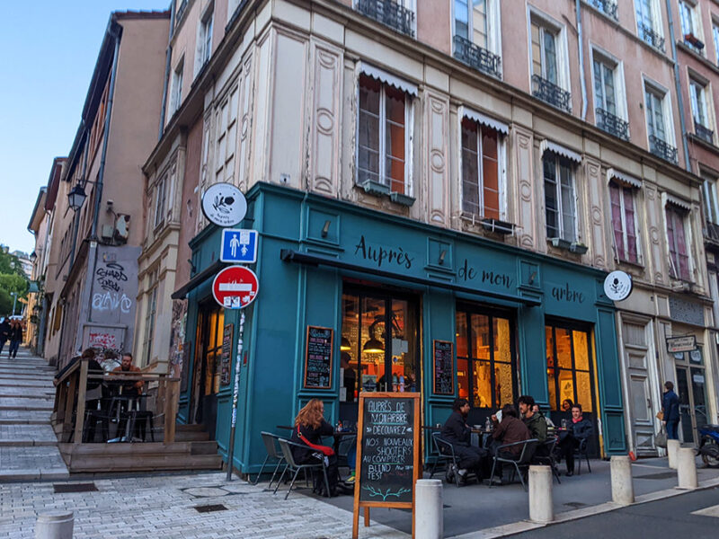 On a testé : Auprès de mon arbre, le bar des Pentes à l’ambiance café de village Aurpes de mon arbre Lyon Citycrunch 5