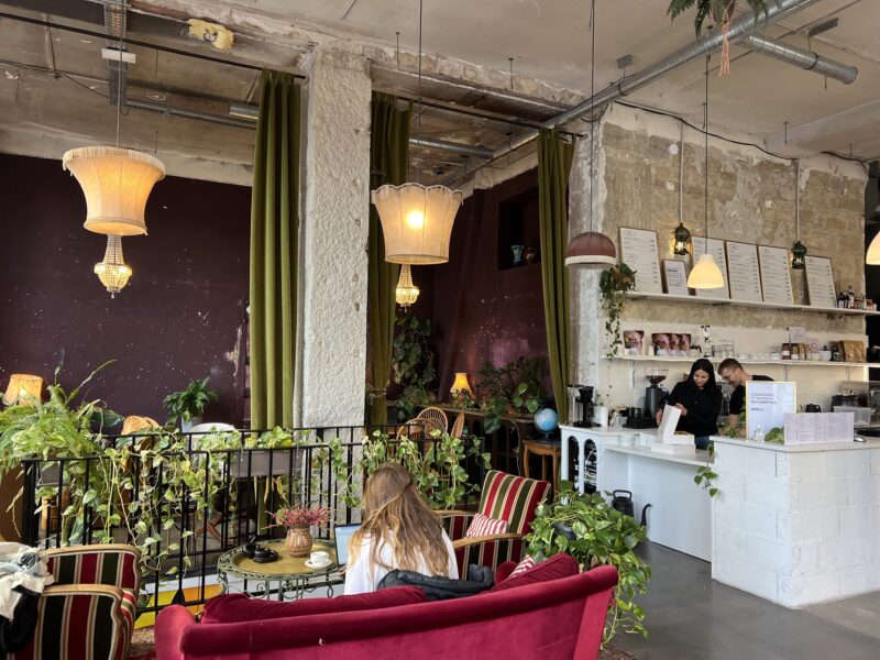 Amours Chauds : Un café coworking éphémère à découvrir d’urgence à Lyon !
