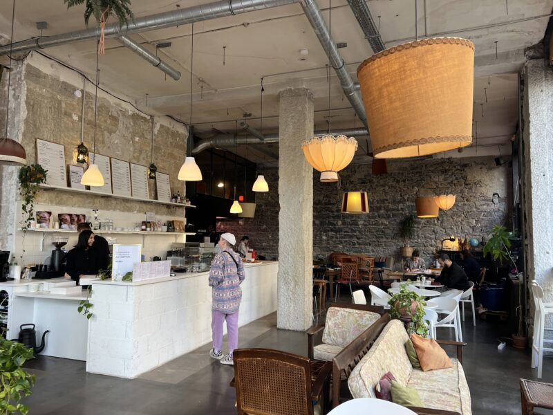 Amours Chauds : Un café coworking éphémère à découvrir d’urgence à Lyon !
