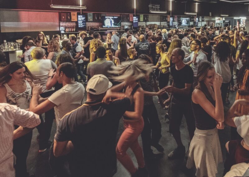 Voyage tropical au cœur de Lyon : quand les danses latines enflamment la ville ! Salsa, bachata, latino