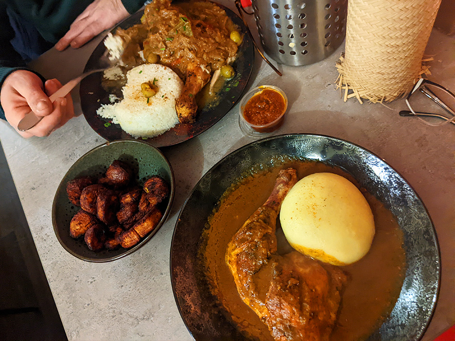 Spécialités africaines : Poulet Foutou sauce graine et bananes plantains