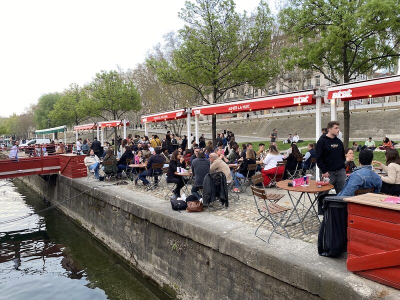Personnes en terrasse sur les Berges du Rhône à Lyon Personnes en terrasse sur les Berges du Rhône à Lyon