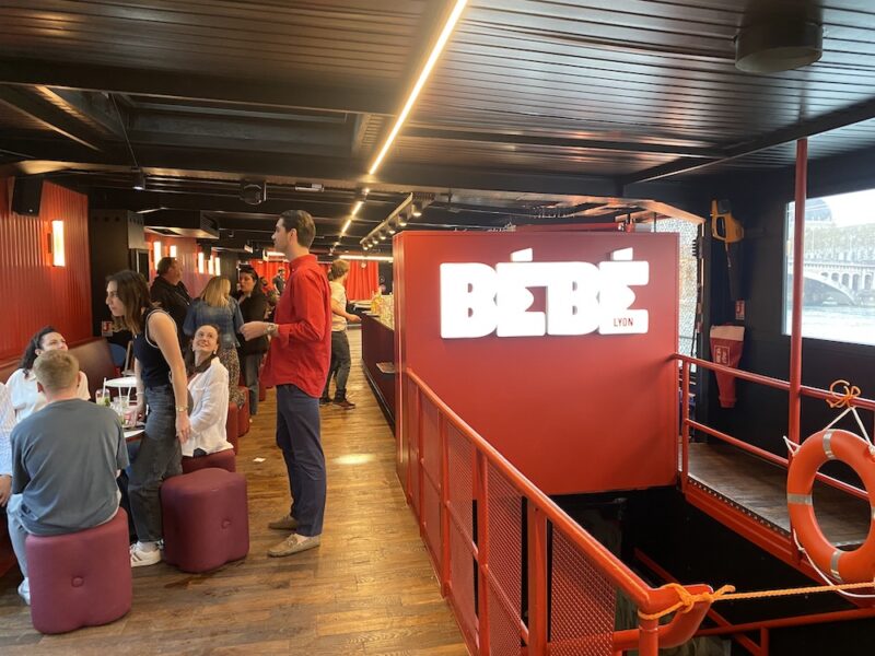 Intérieur de la péniche Bébé à Lyon Intérieur de la péniche Bébé à Lyon