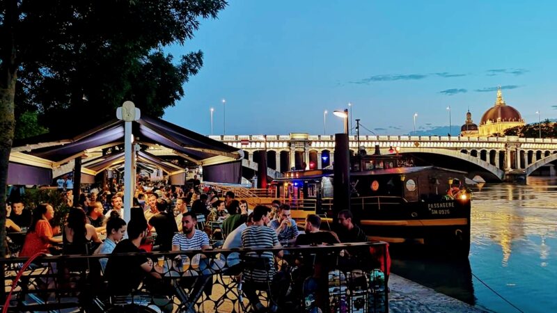 peniche rhone terrasse La Passagère terrasse berge rhone