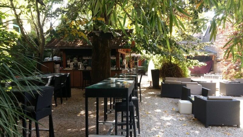 extérieur terrase cour ombragée cachée à lyon