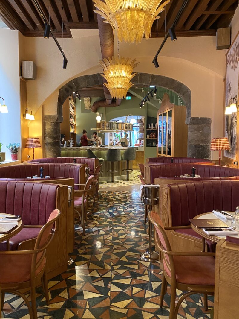 Salle intérieure de la Brasserie des Deux Rives