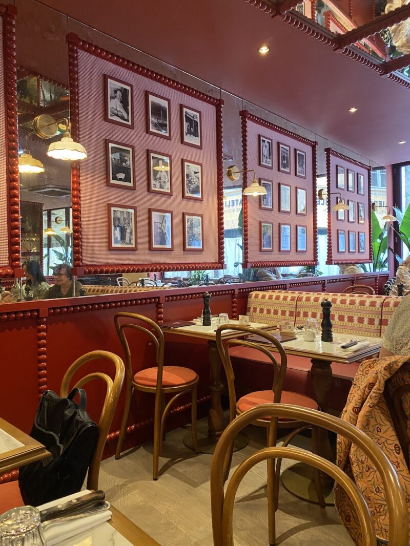 Salle intérieure de la Brasserie des Deux Rives
