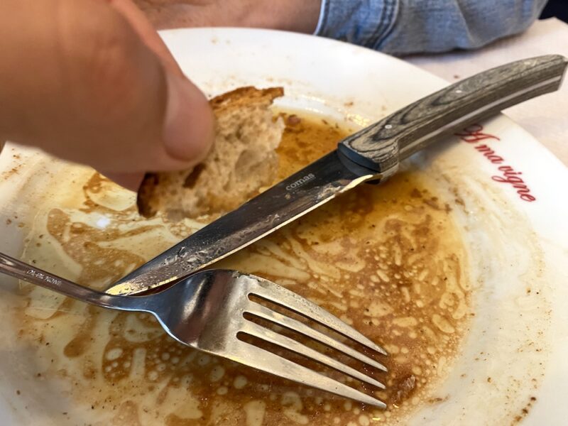 On a testé : le meilleur steak frites de Lyon chez À ma Vigne Saucer son plat