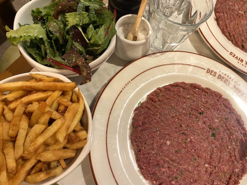 tartare de boeuf avec frites et salade