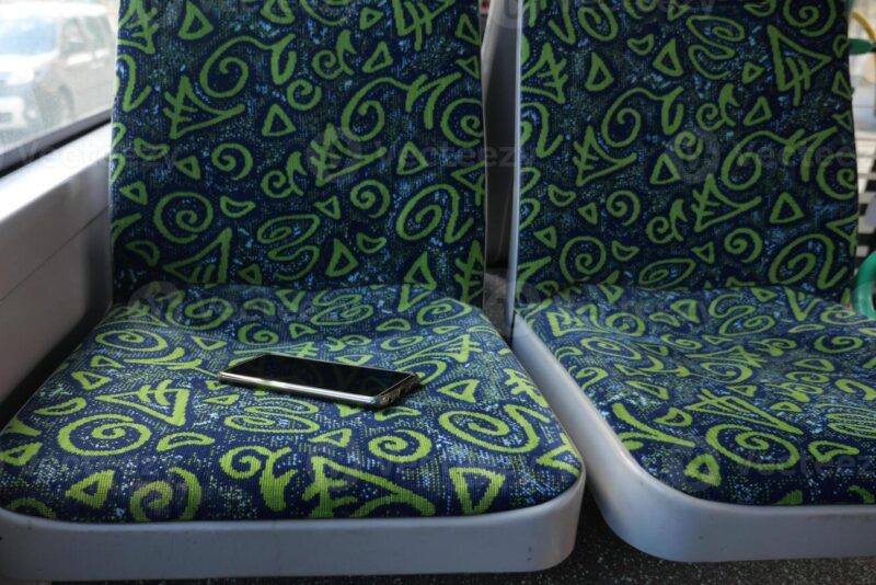 47380692 oublier telephone intelligent sur publique autobus asseoir photo e1770731832327