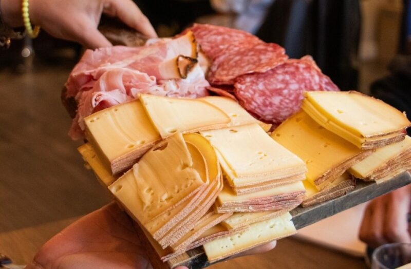 Raclette lovers : 5 adresses à Lyon pour se gaver de fromage fondu 493248253 1233408908790668 1953735723619296048 n e1771260641766