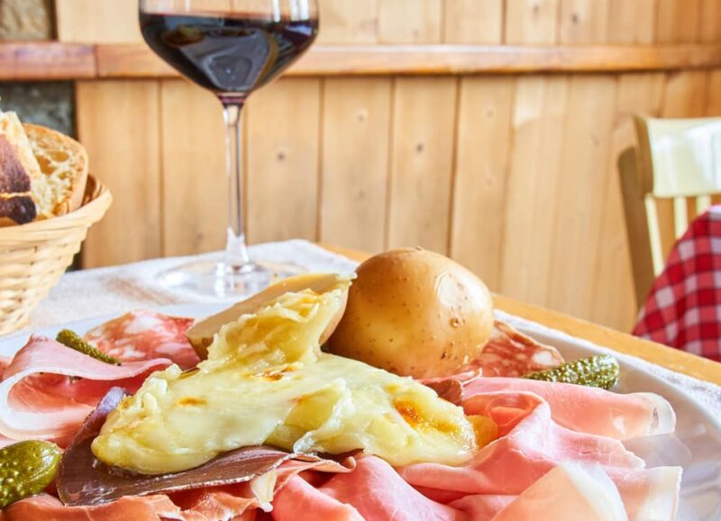 Raclette lovers : 5 adresses à Lyon pour se gaver de fromage fondu 89456811 186843046080842 7607306057221214491 n e1771260551700