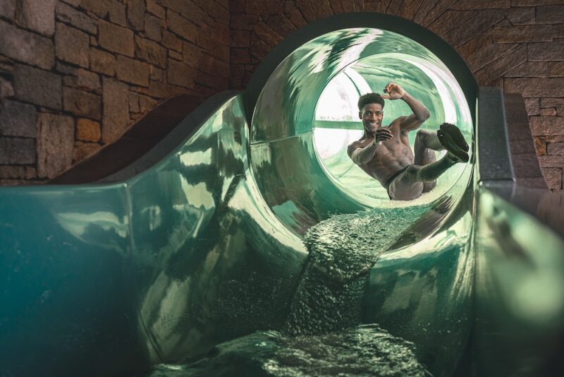 7 bonnes raisons d’aller passer un week-end (ou plus) à Pralognan-la-Vanoise cet hiver Piscine toboggan Le Cristal©Damien Largeron Office de Tourisme de Pralognan la Vanoise