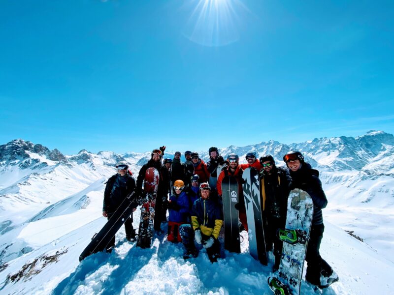 Partir skier depuis Lyon sans voiture : nos 4 bons plans SPLITBOARD scaled 1