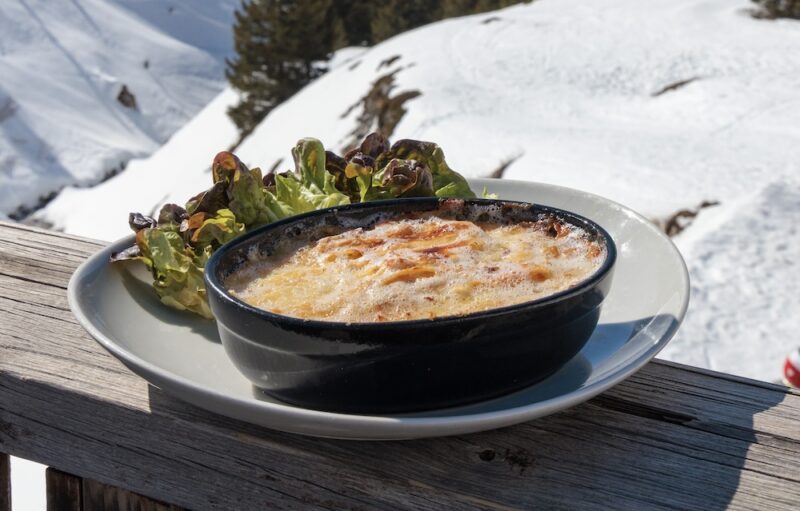 7 bonnes raisons d’aller passer un week-end (ou plus) à Pralognan-la-Vanoise cet hiver Tartiflette terrasse ©Guillaume Grasset Office de Tourisme de Pralognan la Vanoise