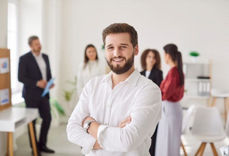 Jeune cadre dans un bureau