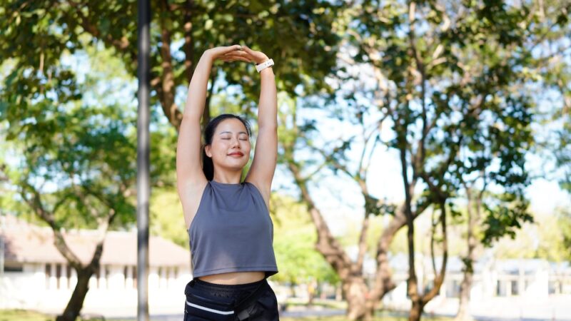 Trentenaire faisant de la meditation