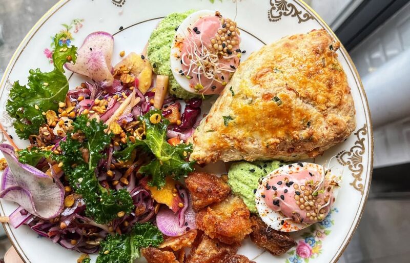 Brunch chez @scopcarbone 🌸Mon assiette de brunch que jaime des oeufs mimosas avec une mayo ro e1775652165941