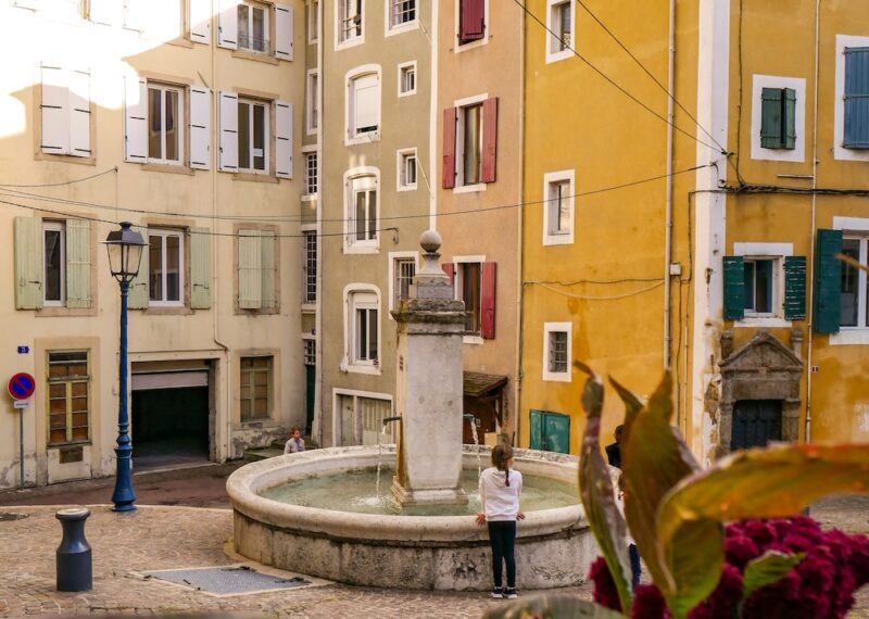 5 bonnes raisons de filer en Ardèche Verte ce week-end (et oublier Lyon pendant 48h) annonay place grenette2 ©les petits dromois 2021 2041