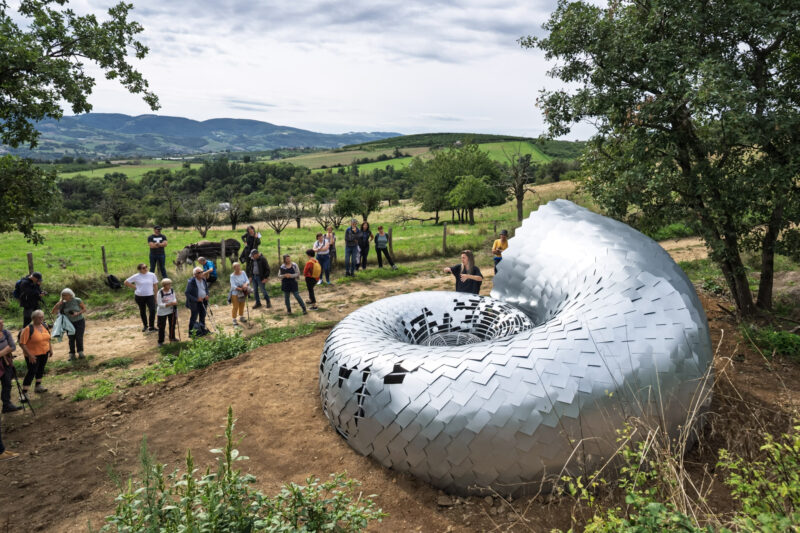 Les Murmures du Temps : 3 balades artistiques pour s’évader à deux pas de Lyon cryptide charlotte charbonnel©Lionel Rault