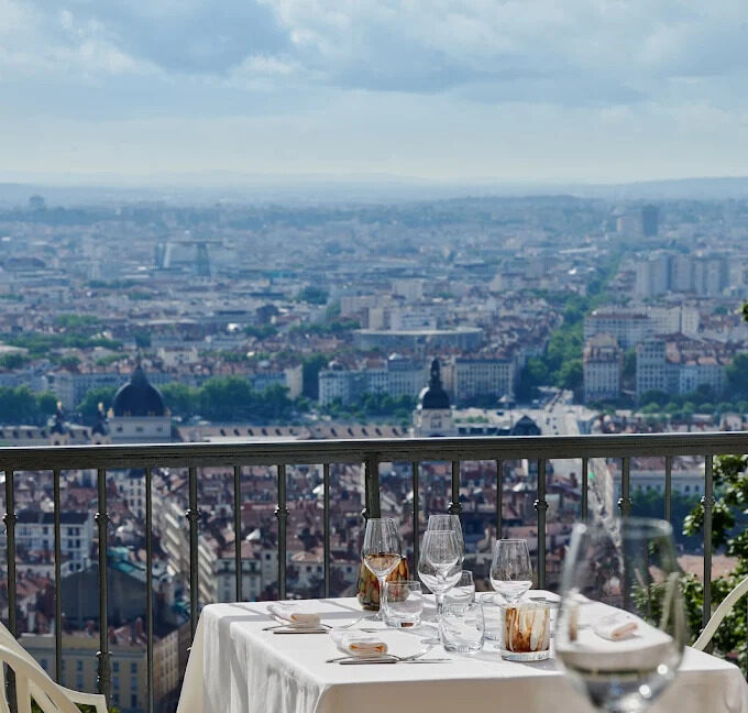 Les 5 meilleurs restaurants avec vue et clim à Lyon bullz e1784646060185