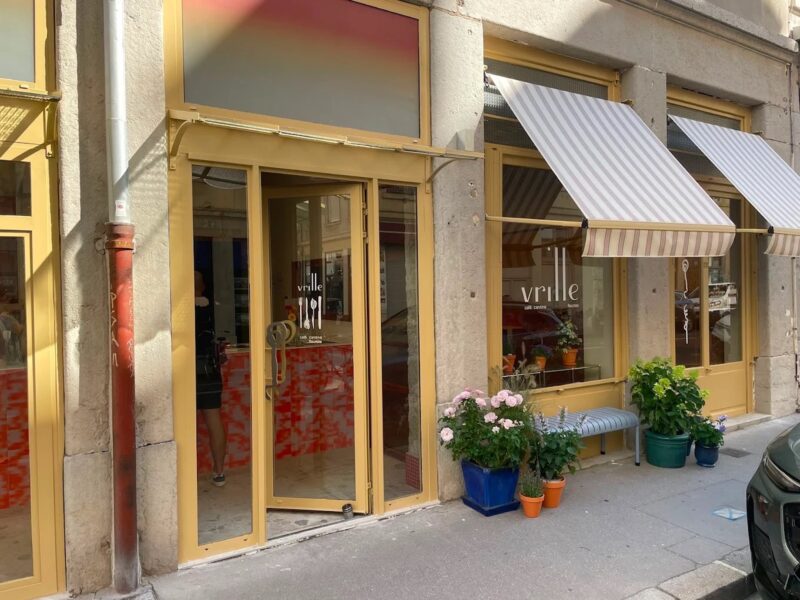 Vrille à Lyon 6, un café fleuri où déguster une boisson et profiter d'une ambiance végétale