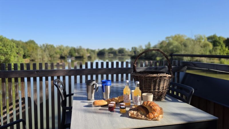 petit déjeuner local avec vue