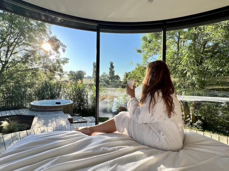 chambre avec vue sur jacuzzi en automne 
