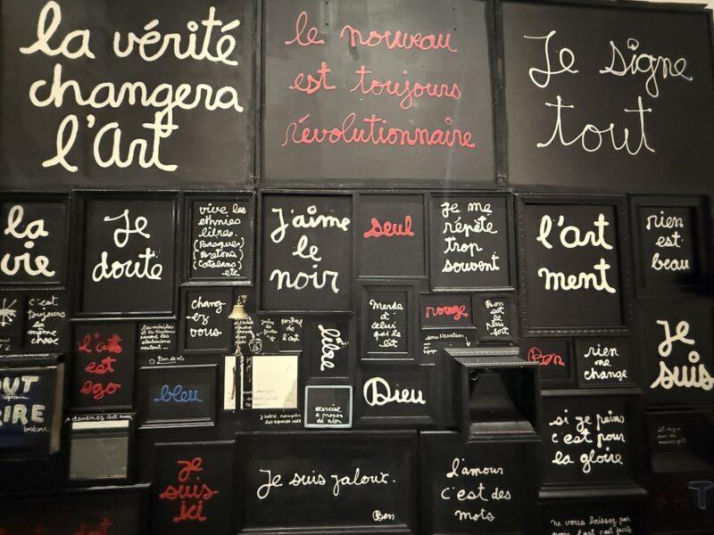 Œuvres contemporaines et objets insolites exposés au Musée des Beaux-Arts de Lyon