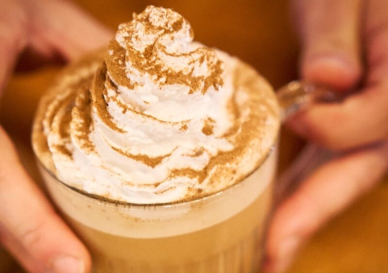 Où boire un Pumpkin Spice Latte à Lyon ? Nos 10 adresses incontournables SaveClip.App 623162368 18082272347201444 1699095619963442952 n e1791983990958