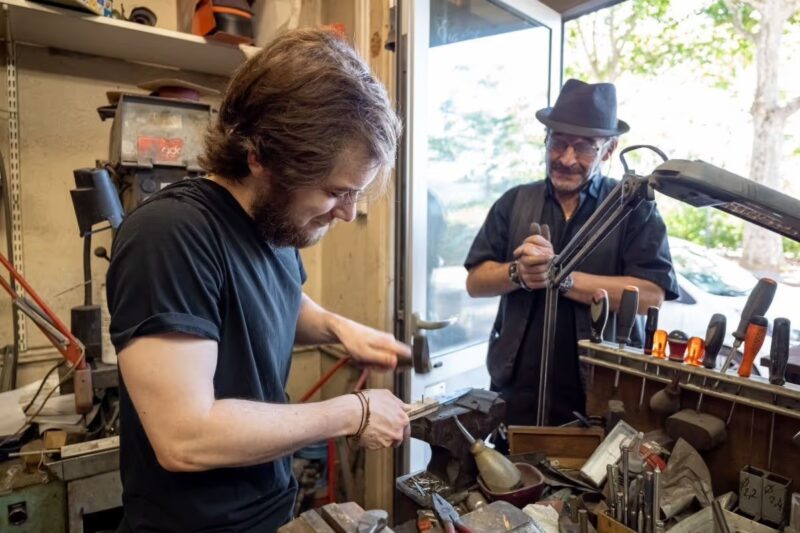 atelier de création artisanale d'un couteau de table fait main 