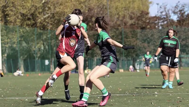 Joueurs de football gaélique en action