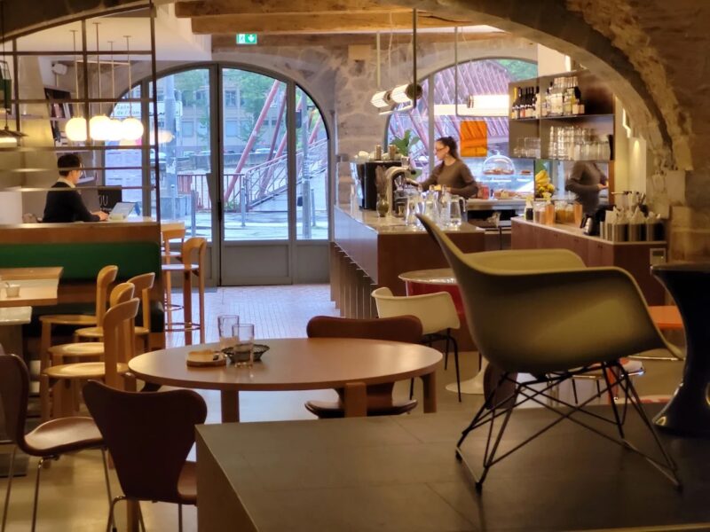 Le café Caillou à Lyon 5, une adresse troglodyte où retrouver ses amis autour de pâtisseries