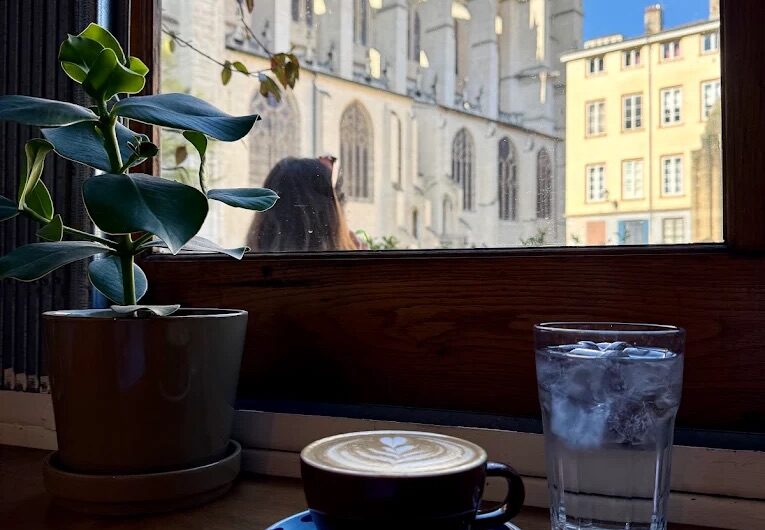 Puzzle Café à Lyon 5, un coffee shop à la décoration scandinave avec une vue sur Fourvière